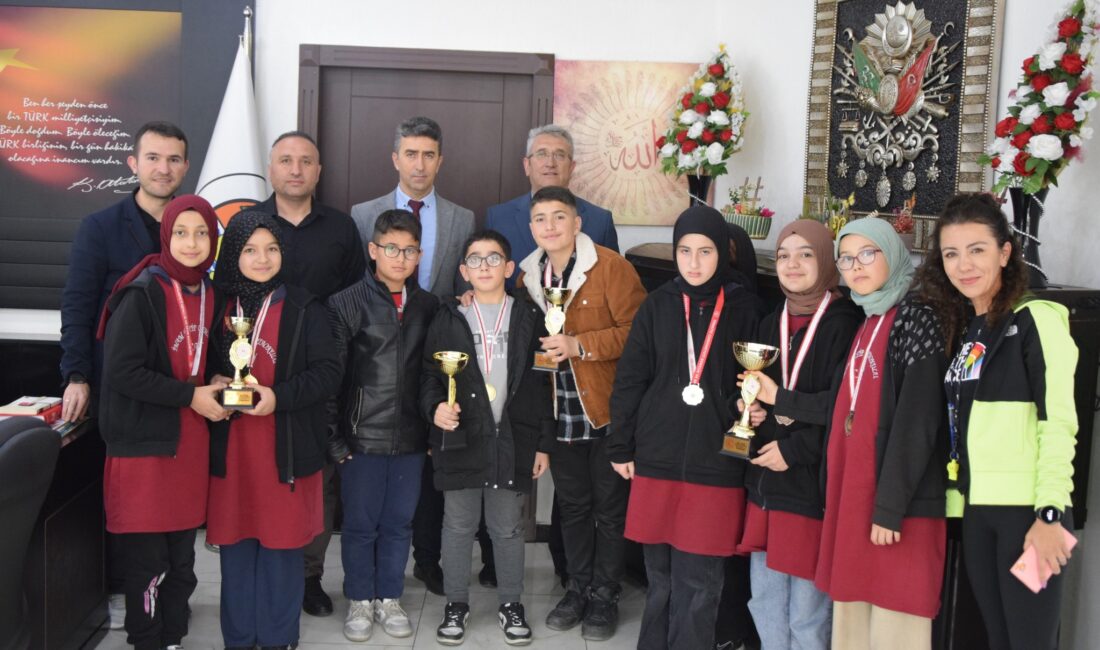 Çay Belediye BaşkanıYaşar Kemal Kantartopu, Çay İmam Hatip Ortaokulu FloorCurlingtakımlarını