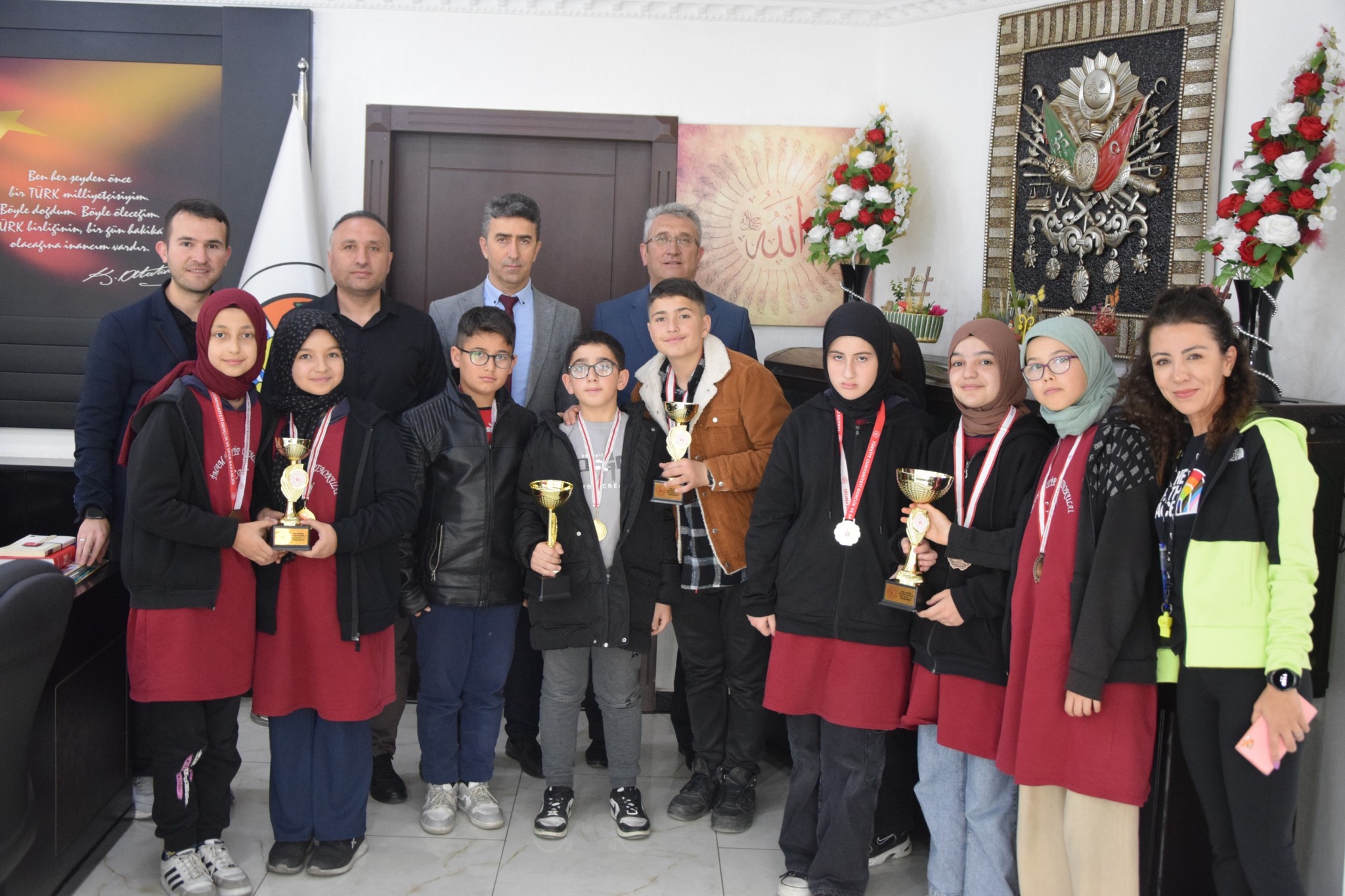 Çay Belediye BaşkanıYaşar Kemal Kantartopu, Çay İmam Hatip Ortaokulu FloorCurlingtakımlarını
