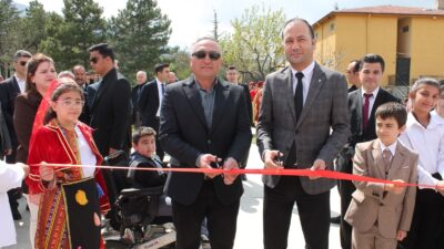 Çay İlçesi Şehit Cengiz Karataş İlköğretim Okulu bahçesine kurulan seranın