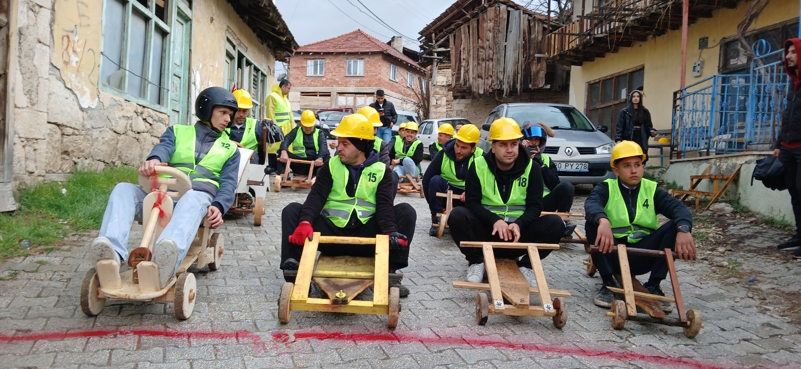 Burdur'un Gölhisar ilçesine bağlı Yeşildere köylüleri çocukken oynadıkları tahta arabaları