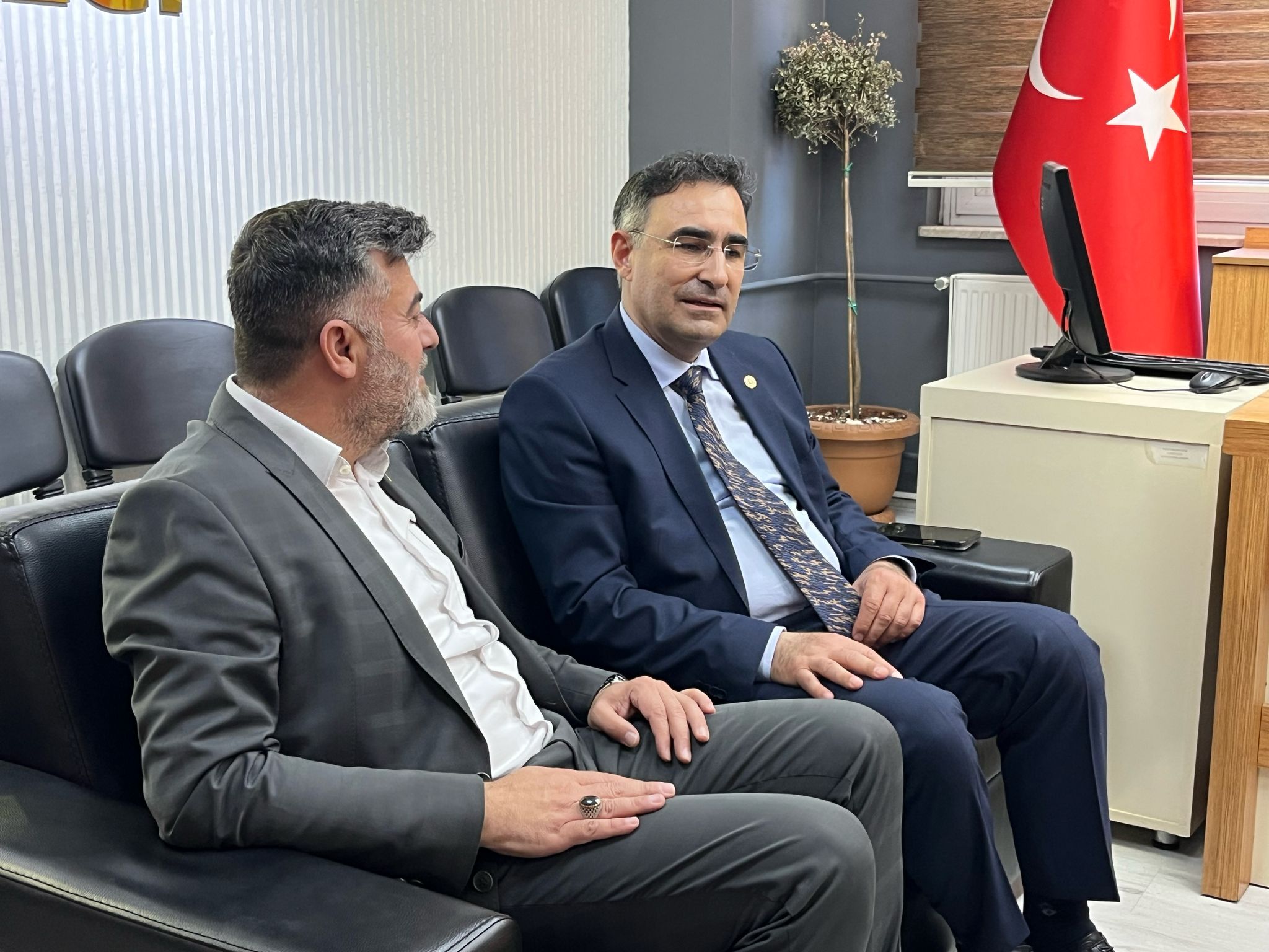 AK Parti Afyonkarahisar heyeti, Muhtarlar Derneği Başkanı Suat Uygur’a hayırlı