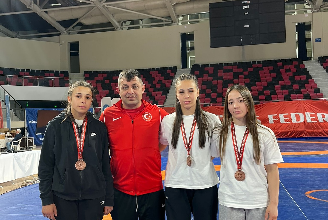 Taşoluk SK güreşçileri Çorum’da düzenlenen U20 Türkiye Şampiyonası’nda 3 Türkiye