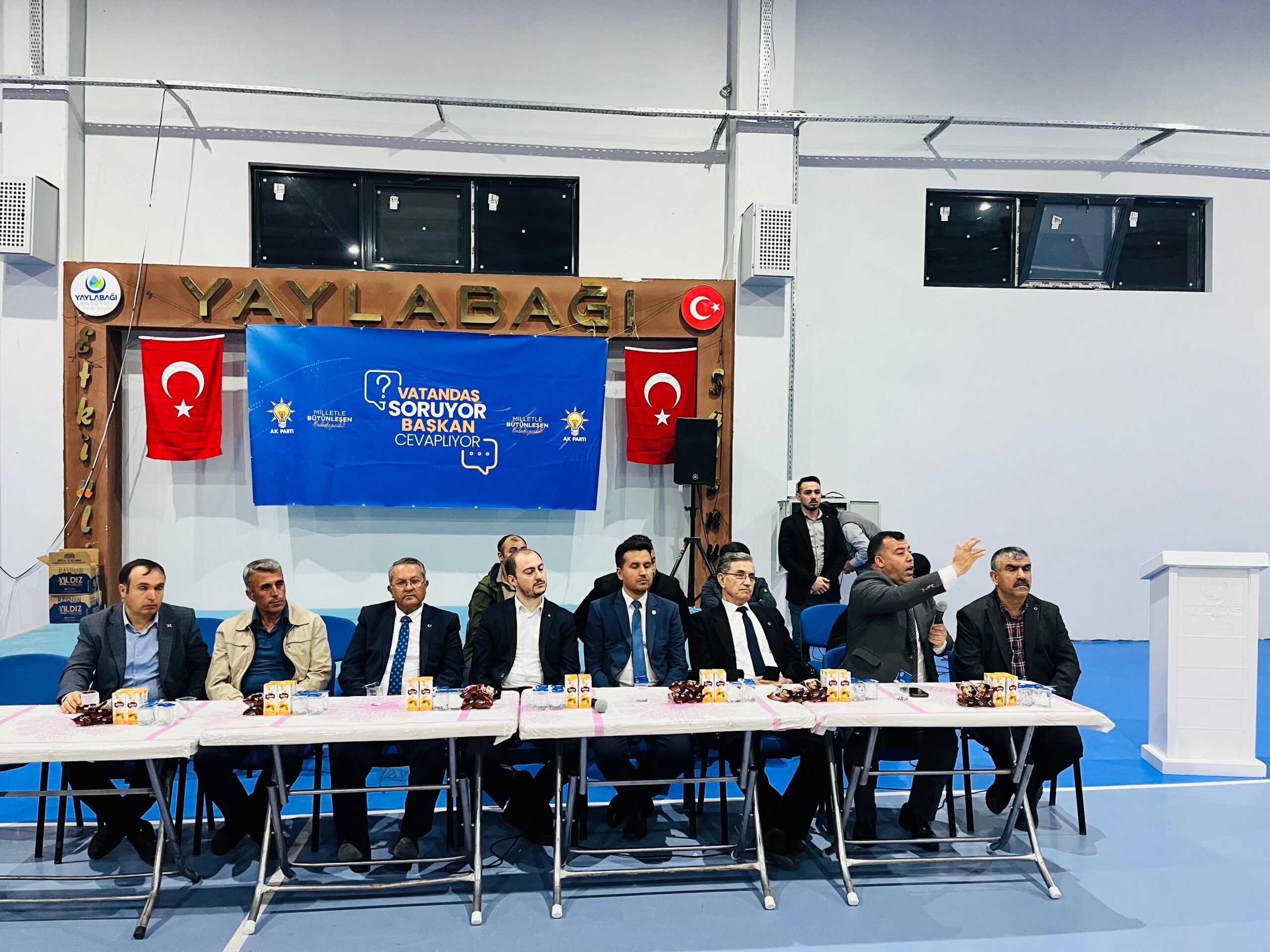 Afyonkarahisar’ın Yaylabağı beldesinde “Vatandaş Soruyor, Başkan Cevaplıyor” programı düzenlendi. AK