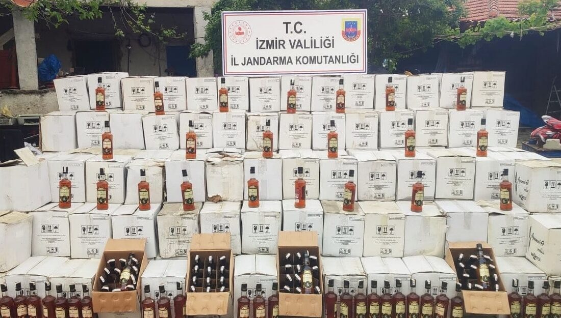 İzmir'in Selçuk ilçesinde 3 bin 142 şişe kaçak içki ele