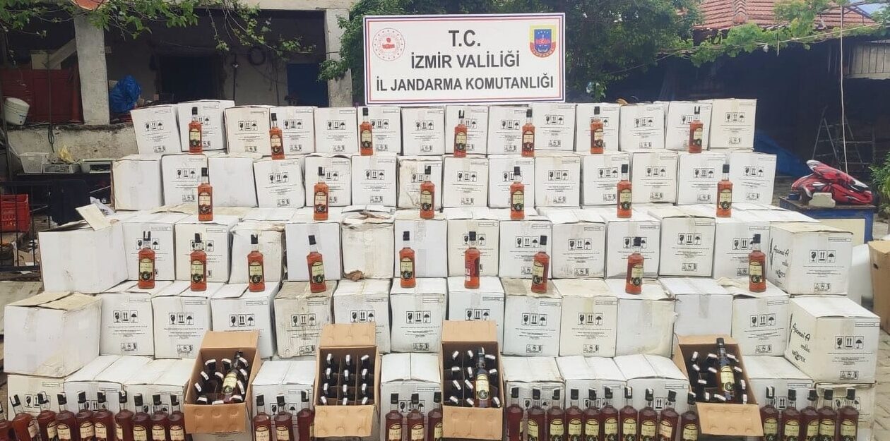 İzmir'in Selçuk ilçesinde 3 bin 142 şişe kaçak içki ele