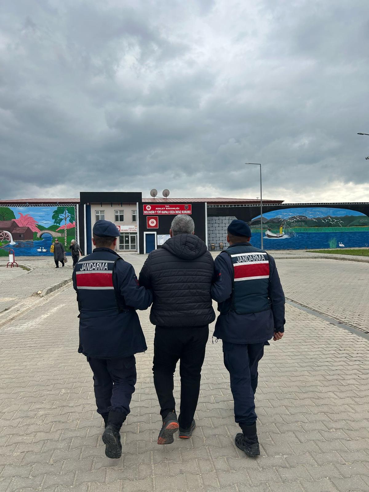 Afyonkarahisar İl Jandarma Komutanlığı ekipleri, hakkında kesinleşmiş hapis cezası bulunan