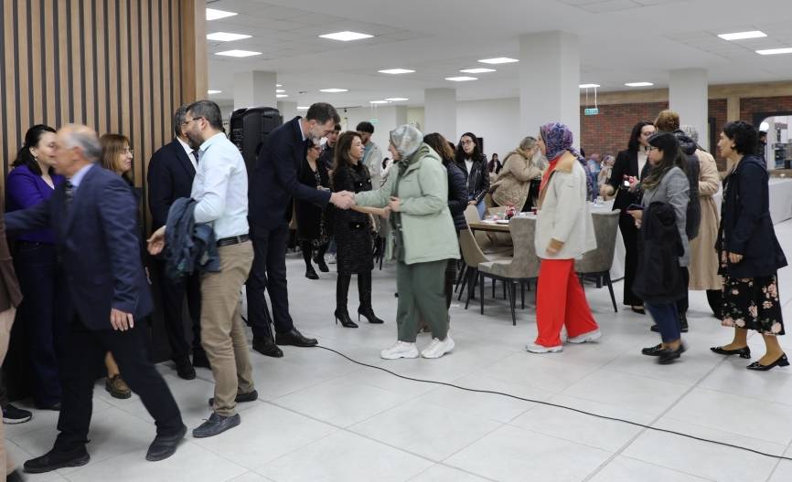 AFSÜ ailesinde bayramlaşma programı AFSÜ’deki Ramazan Bayramı bayramlaşma töreni Merkezi Kantinde düzenlendi. Törene, Rektör