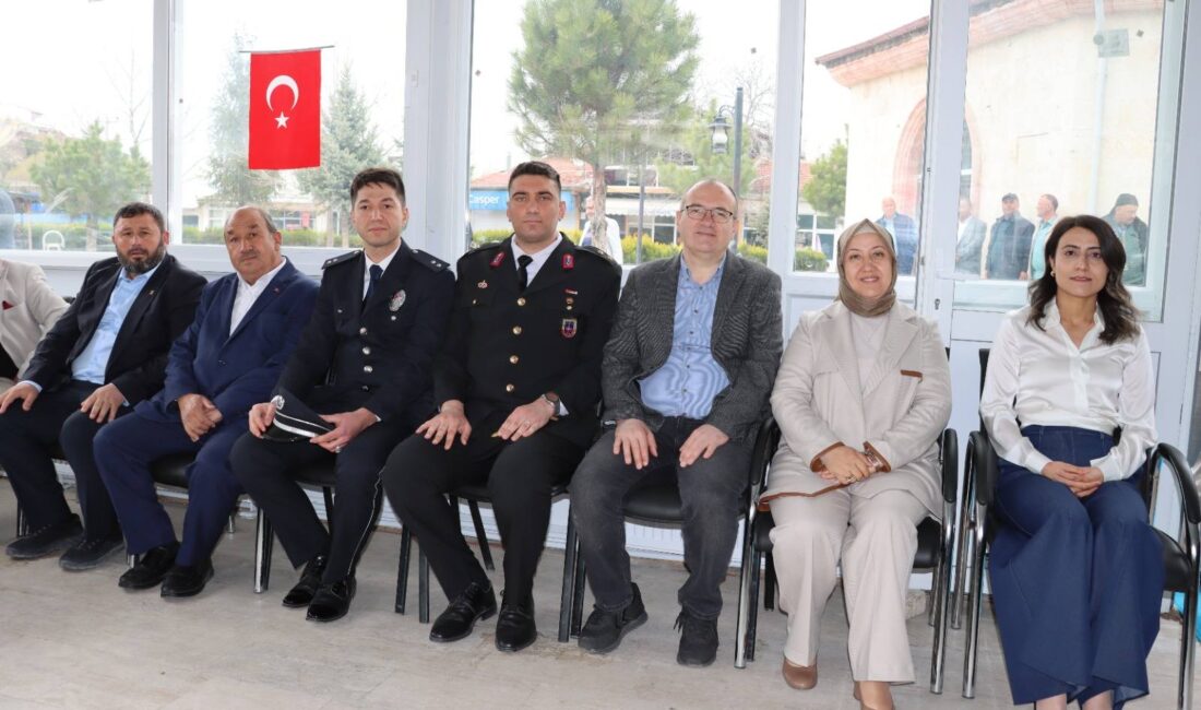 
İscehisar Cumhuriyet Meydanı taş kafede yapılan bayramlaşma merasimine İlçe Kaymakamı