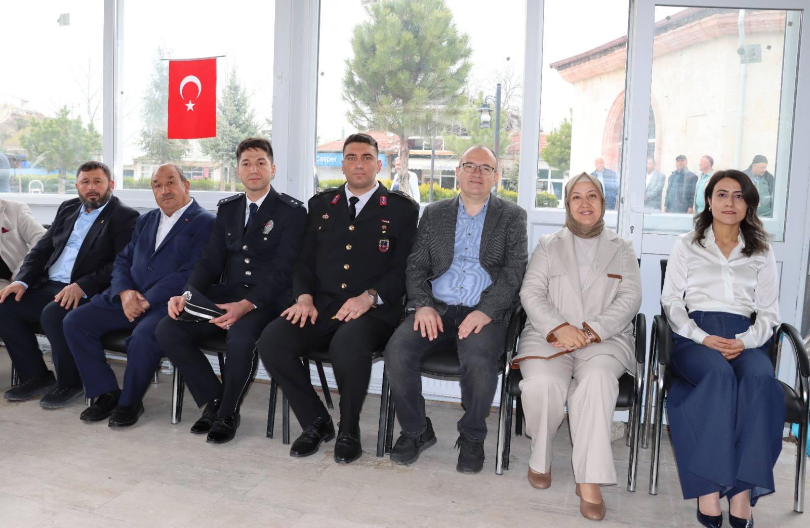 
İscehisar Cumhuriyet Meydanı taş kafede yapılan bayramlaşma merasimine İlçe Kaymakamı