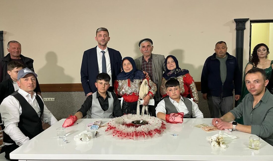 Sinanpaşa Belediye Başkanı Tolga Yıldırım, ilçe sakinlerinden Mustafa ve Zehra