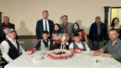 Sinanpaşa Belediye Başkanı Tolga Yıldırım, ilçe sakinlerinden Mustafa ve Zehra