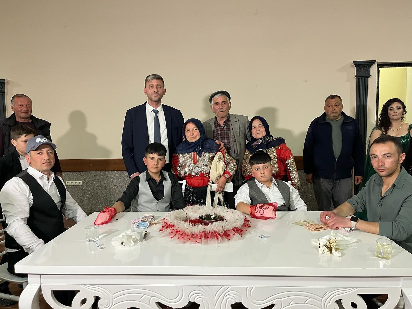 Sinanpaşa Belediye Başkanı Tolga Yıldırım, ilçe sakinlerinden Mustafa ve Zehra