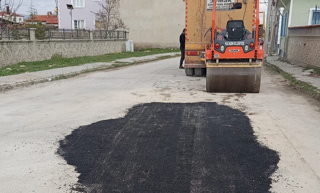 Bolvadin’de asfalt çalışmaları devam ediyor
Bolvadin Belediyesi Fen İşleri Müdürlüğü ekipleri, ilçenin farklı noktalarında asfalt