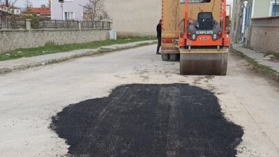 
Bolvadin Belediyesi Fen İşleri Müdürlüğü ekipleri, ilçenin farklı noktalarında asfalt