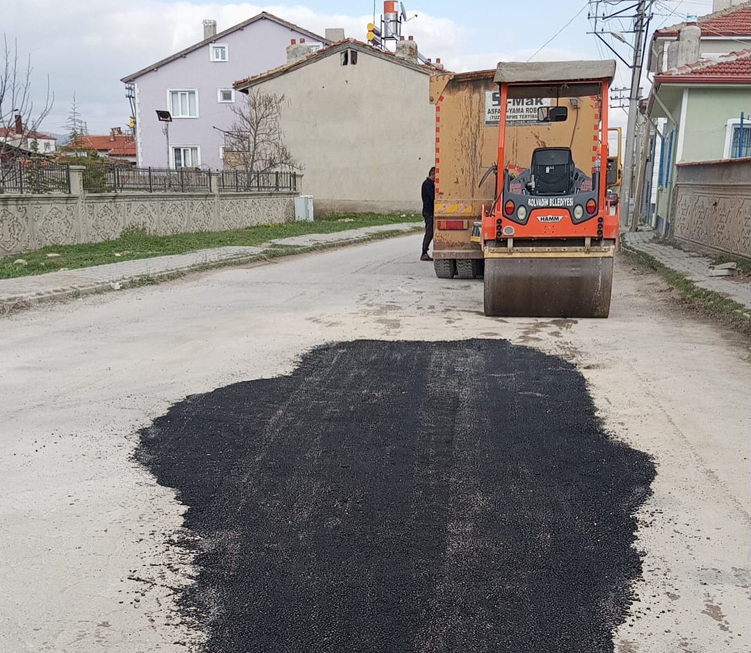 
Bolvadin Belediyesi Fen İşleri Müdürlüğü ekipleri, ilçenin farklı noktalarında asfalt
