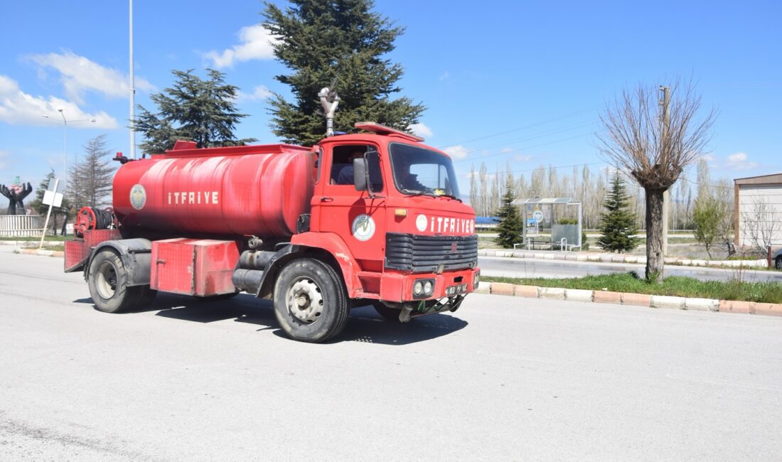 Afyonkarahisar’ın Çay ilçesinde üst yapıda bakım ve onarım çalışmaları sürüyor.