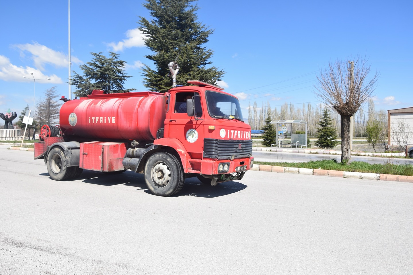 Afyonkarahisar’ın Çay ilçesinde üst yapıda bakım ve onarım çalışmaları sürüyor.