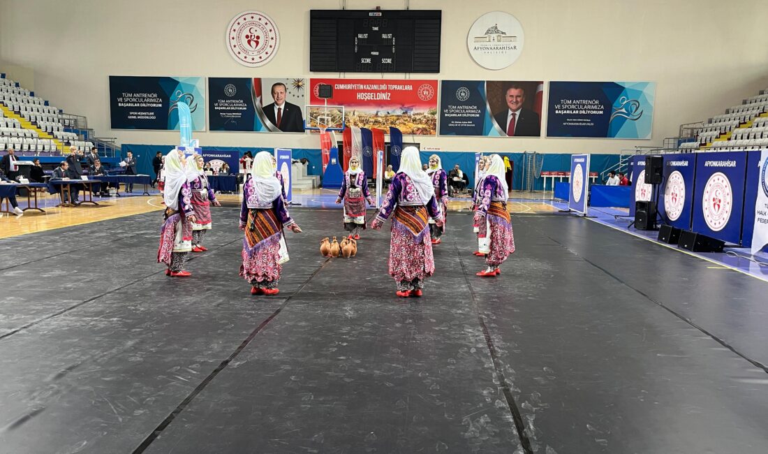Gençlerden halk oyunları şöleni Afyonkarahisar Gençlik ve Spor İl Müdürlüğü tarafından okul sporları kapsamında