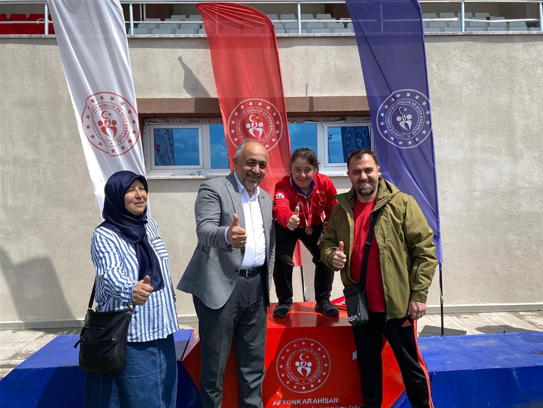 Özel Sporcular Para Atletizm müsabakaları Kocatepe Spor Kompleksi Atletizm sahasında