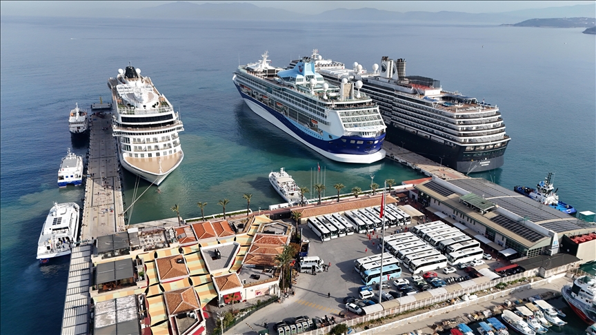 
Aydın'ın Kuşadası ilçesine 3 kruvaziyerle 4 bin 195 turist geldi.