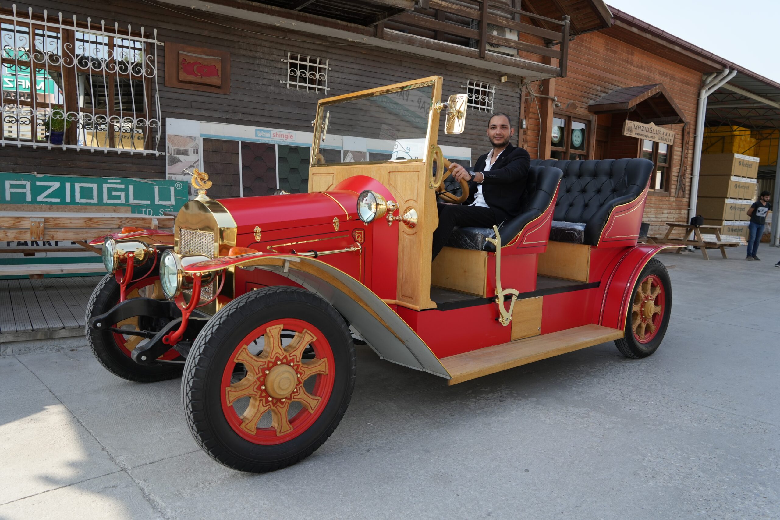 Denizli'de babası ile birlikte klasik tema elektrikli araba üretmek için