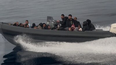 İzmir'in Seferihisar ve Urla ilçelerinde 46 düzensiz göçmen yakalandı.