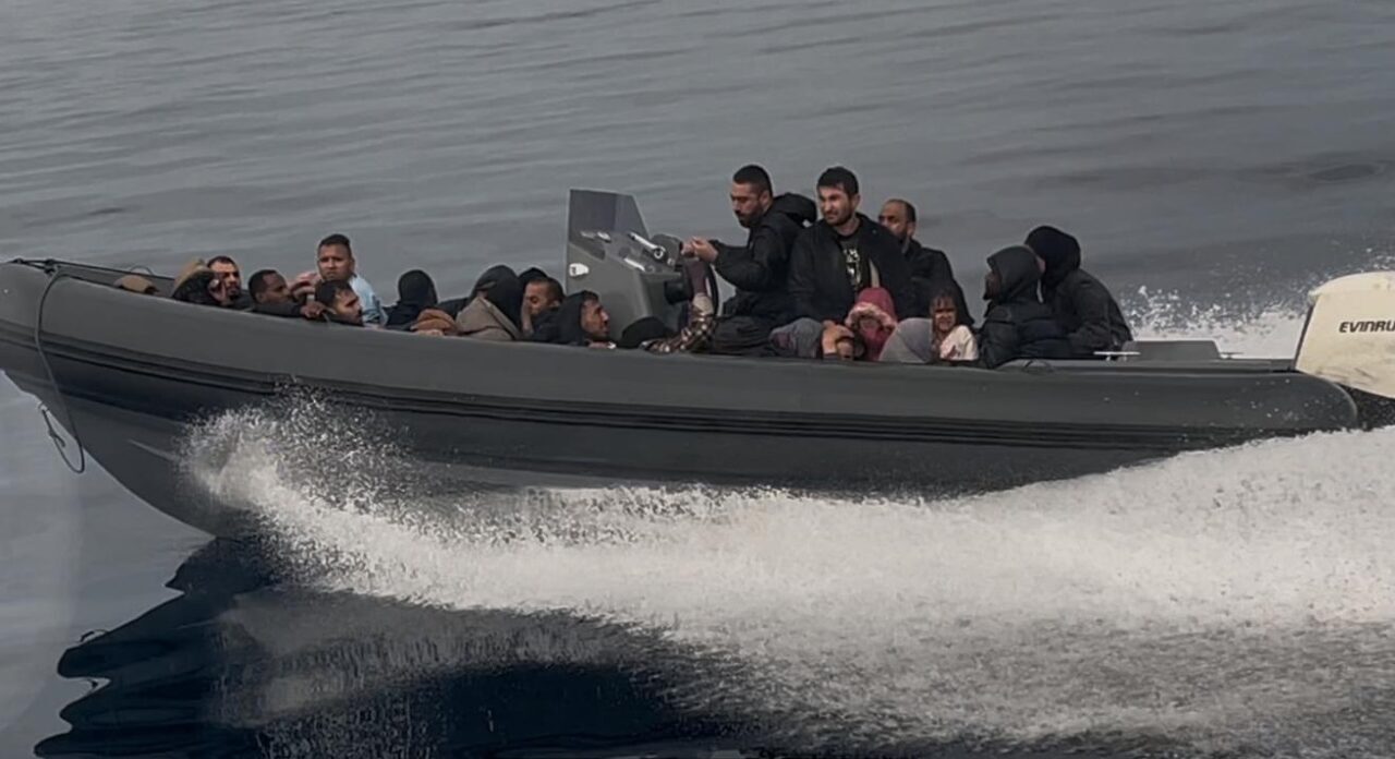 İzmir'in Seferihisar ve Urla ilçelerinde 46 düzensiz göçmen yakalandı.