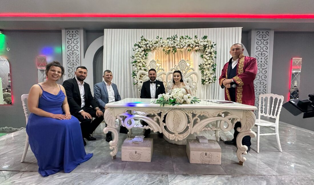 Başkan Koyuncu, mutluluğa şahit oldu Emirdağ Belediye Başkanı Serkan Koyuncu, belediye çalışanlarından Onur Özberk ile