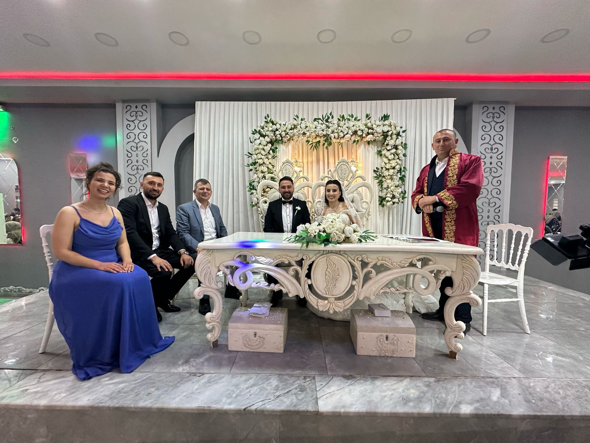 Emirdağ Belediye Başkanı Serkan Koyuncu, belediye çalışanlarından Onur Özberk ile