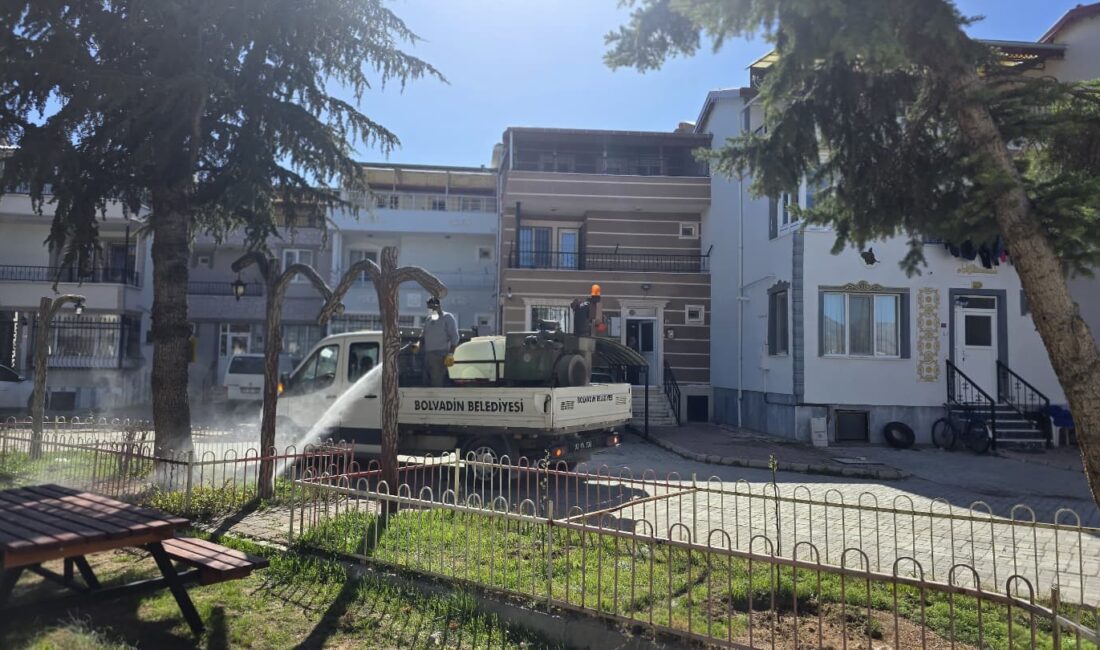 Afyonkarahisar’ın Bolvadin ilçesinde ekipler, haşerelere karşı ilaçlama çalışmasını sürdürüyor