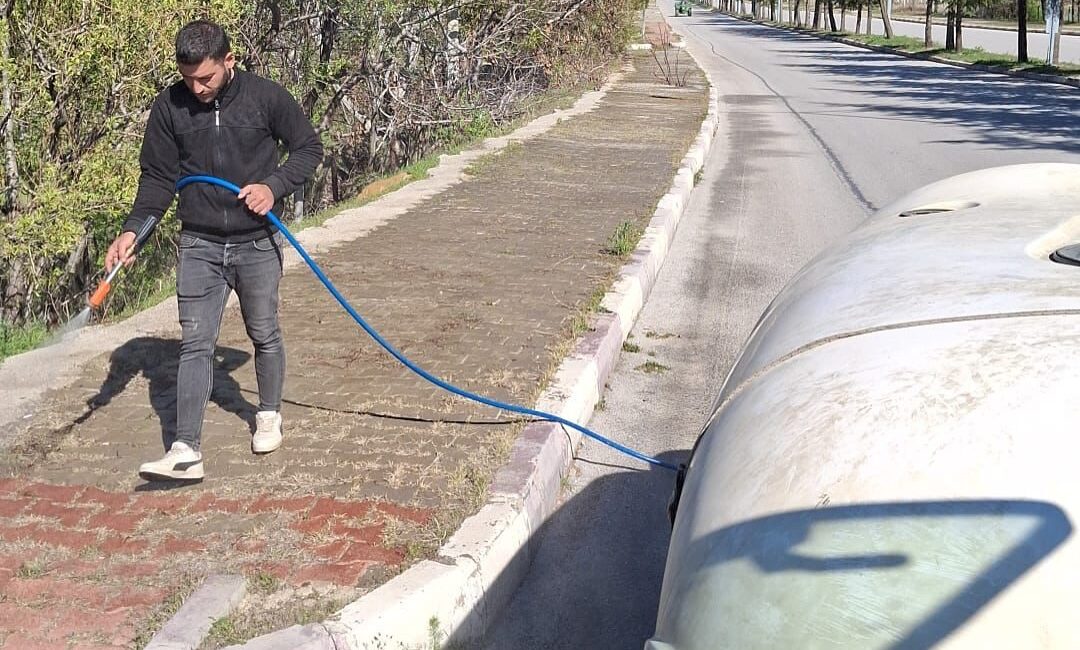 Afyonkarahisar’ın Çay ilçesinde tüm cadde ve sokaklarında yabani otlarla mücadele