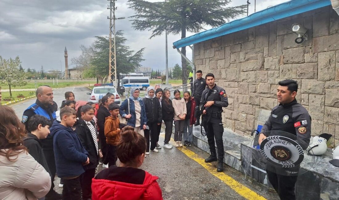 Çevik Kuvvet, öğrencilere polisliği anlattı İl Emniyet Müdürlüğü Çevik Kuvvet Şube Müdürlüğü ekipleri, Çayırbağ Gazi