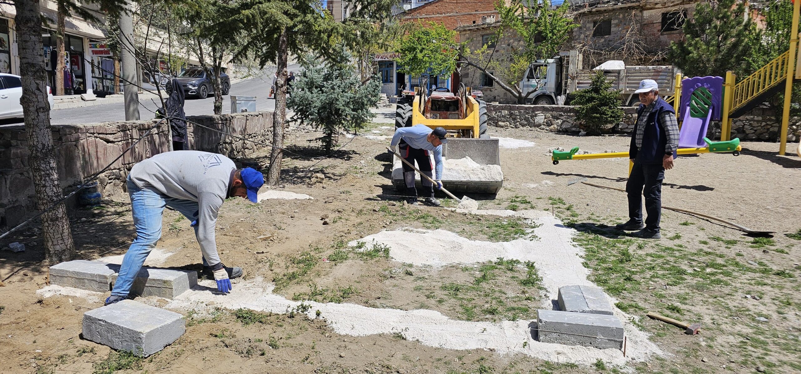 Havaların ısınmasıyla birlikte İscehisar genelinde yeşil alan ve parklarda başlatılan