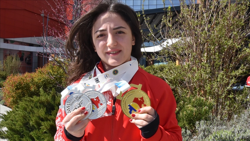 Moldova'da düzenlenen Avrupa Halter Şampiyonası'nda kadınlar 45 kiloda şampiyon olan
