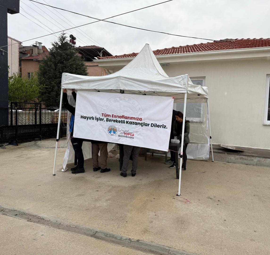 Dinar Belediye Başkanı Veysel Topçu’nun talimatıyla başlatılan Salı Pazarı esnaflara
