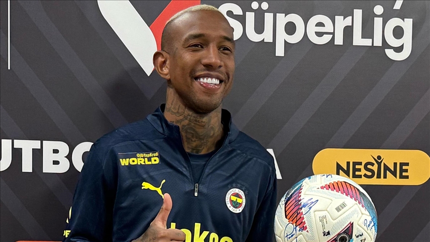 Fenerbahçe'nin Brezilyalı futbolcusu Anderson Talisca, lösemi tedavisi gören 9 yaşındaki