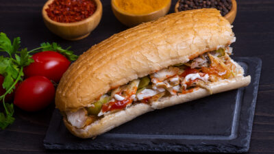 Kocaeli'nin Körfez ilçesinde tavuk döner yiyen 52 kişi, mide bulantısı