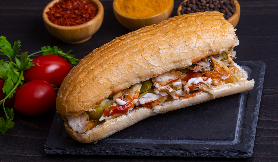 Kocaeli'nin Körfez ilçesinde tavuk döner yiyen 52 kişi, mide bulantısı