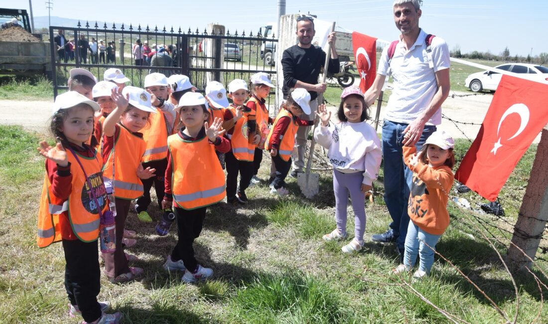 Afyonkarahisar’ın Çay ilçesindeki Ali Kaleli Piknik Alanı’nda ağaçlandırma etkinliği gerçekleştirildi.