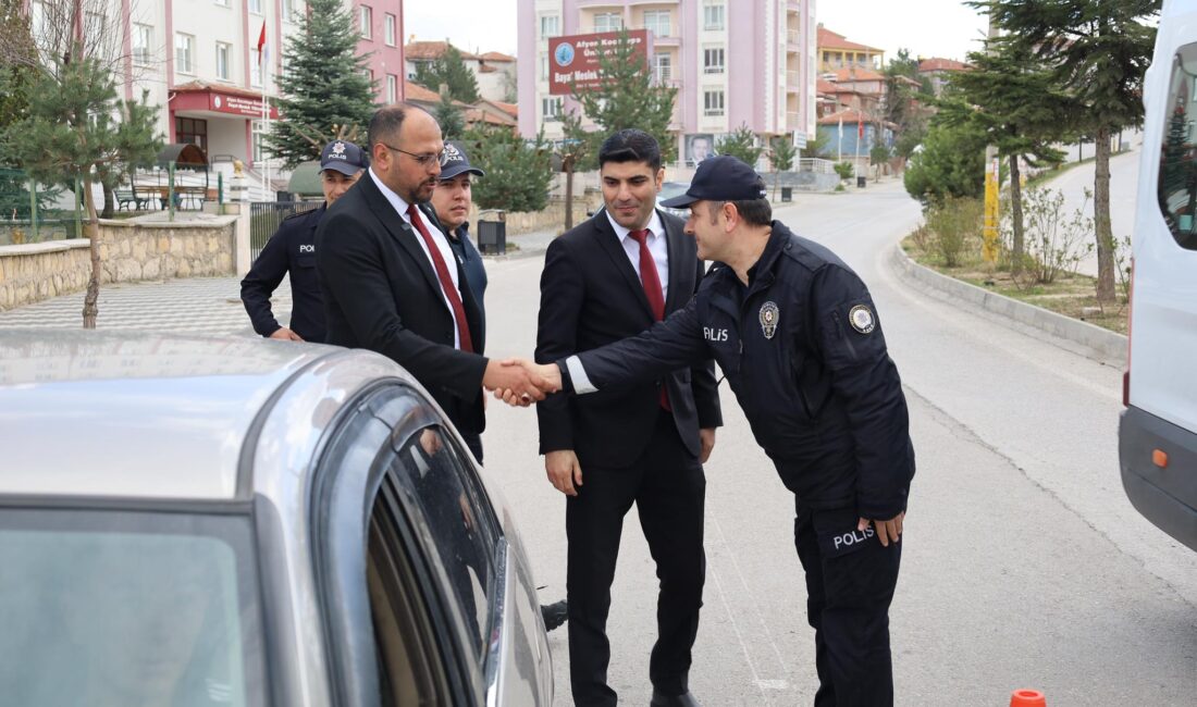 Bayat’ta görevli personellere ziyaret Bayat Belediye Başkanı Halil İbrahim Bodur, İlçe Kaymakamı Osman Emre