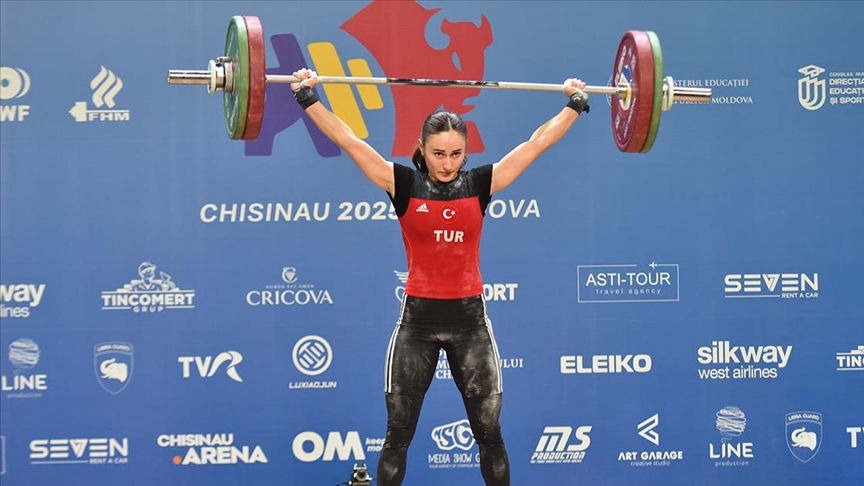 Avrupa Halter Şampiyonası’nda kadınlar 55 kiloda mücadele eden milli sporculardan