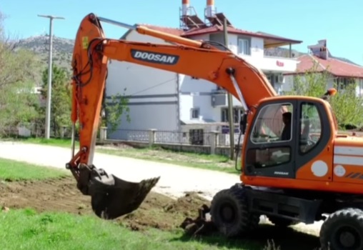 Dinar Belediye Başkanı Veysel Topçu’nun talimatları doğrultusunda ilçede kapsamlı altyapı
