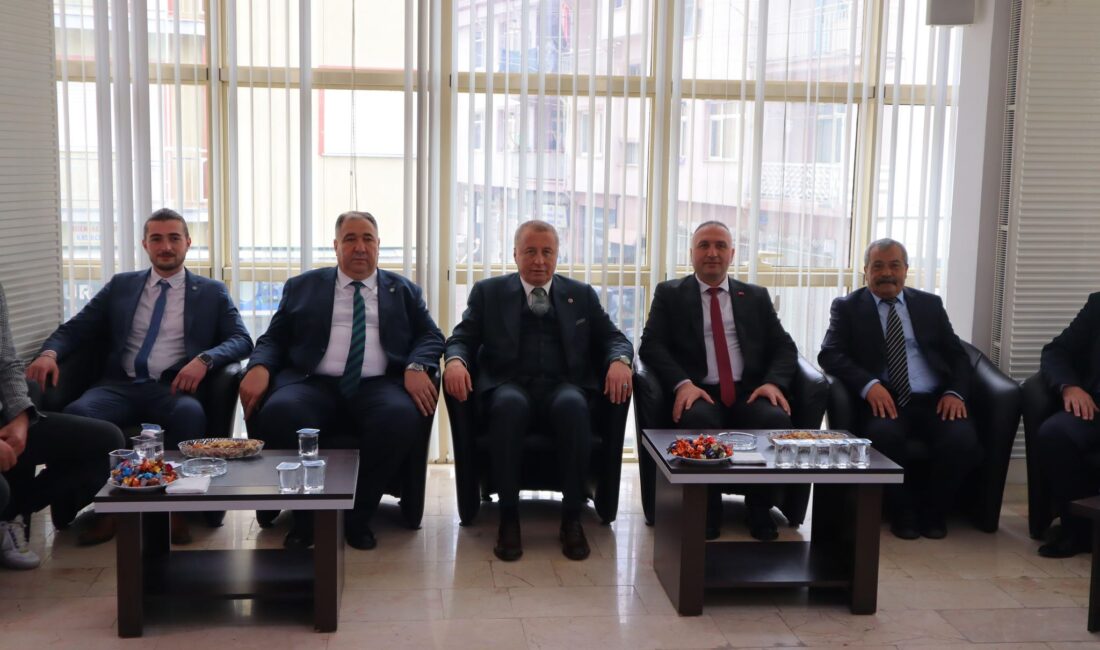 “Geleceğe dair umutlarımız tazelendi” Afyonkarahisar’ın Çay ilçesinde belediyede Ramazan Bayramı bayramlaşma töreni yapıldı.