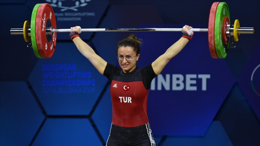 Avrupa Halter Şampiyonası'nda kadınlar 64 kiloda mücadele eden milli sporculardan
