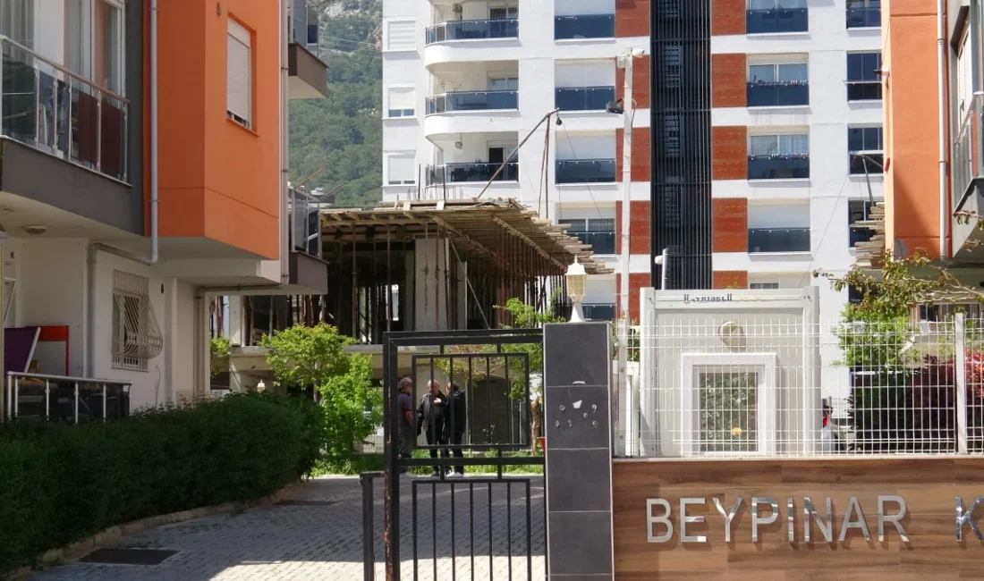 Antalya’nın Konyaaltı ilçesinde yalnız yaşayan 36 yaşındaki Gözde Gökalp, evinde