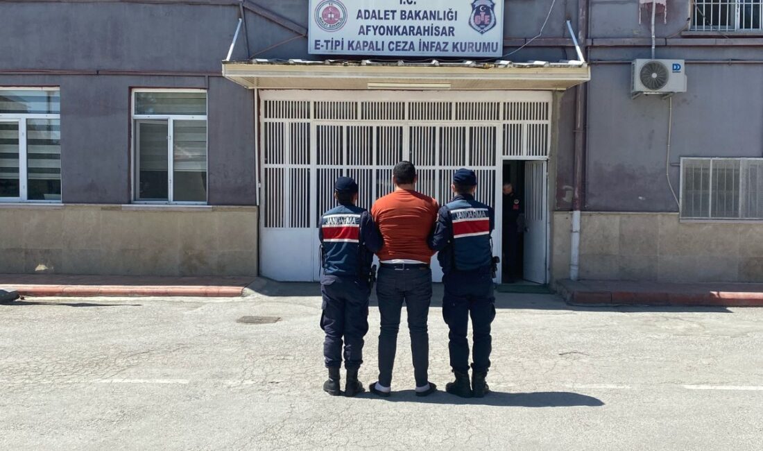 Afyonkarahisar’da aranan şahıslar yakayı ele verdi! Hapis cezası ile aranan iki şahıs jandarma ekipleri tarafından yakalandı.