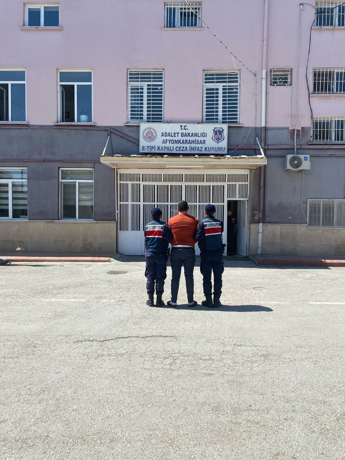 Hapis cezası ile aranan iki şahıs jandarma ekipleri tarafından yakalandı.