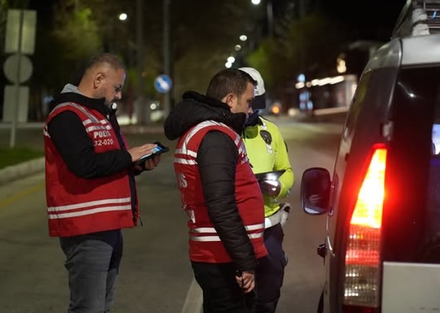 Isparta İl Emniyet Müdürlüğü ekiplerince gerçekleştirilen trafik ve asayiş uygulamasında