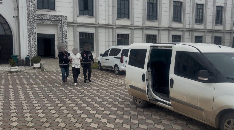 Kocaeli'nin Derince ilçesinde 28 yaşındaki genci evinin önünde boynundan bıçaklayarak