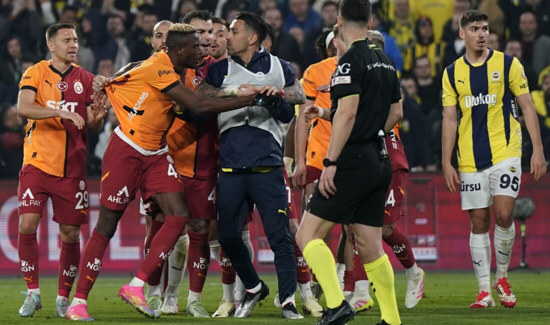 Derbide kavga çıktı: 4 kırmızı kart Fenerbahçe ile Galatasaray arasında oynanan Ziraat Türkiye Kupası maçının 90.